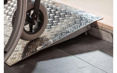 Metalen drempelhulpen